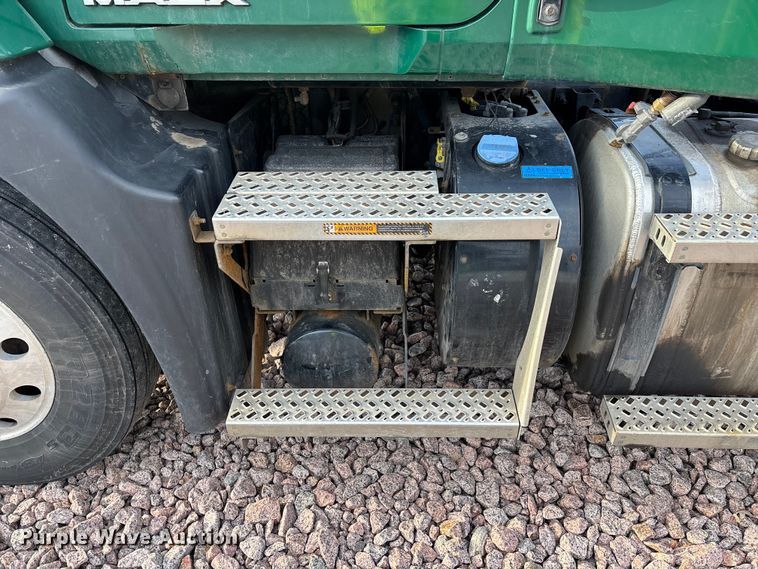 image for item YA2290 2016 Mack CXU613 semi truck