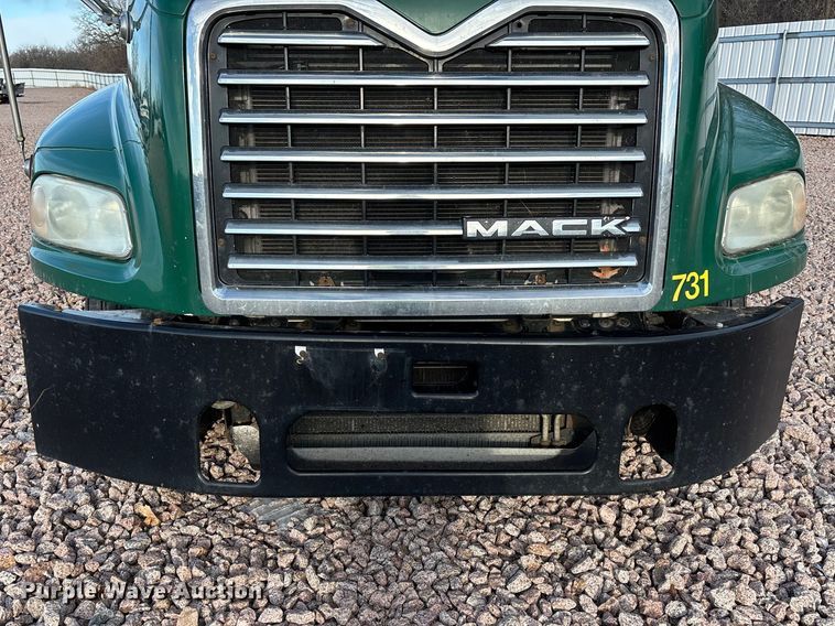 image for item YA2290 2016 Mack CXU613 semi truck