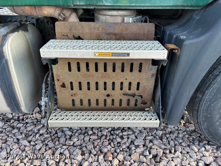 image for item YA2290 2016 Mack CXU613 semi truck