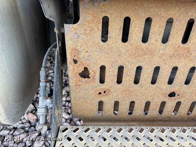 image for item YA2290 2016 Mack CXU613 semi truck