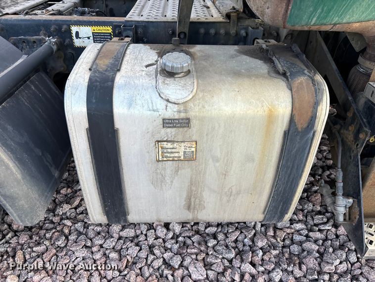 image for item YA2290 2016 Mack CXU613 semi truck