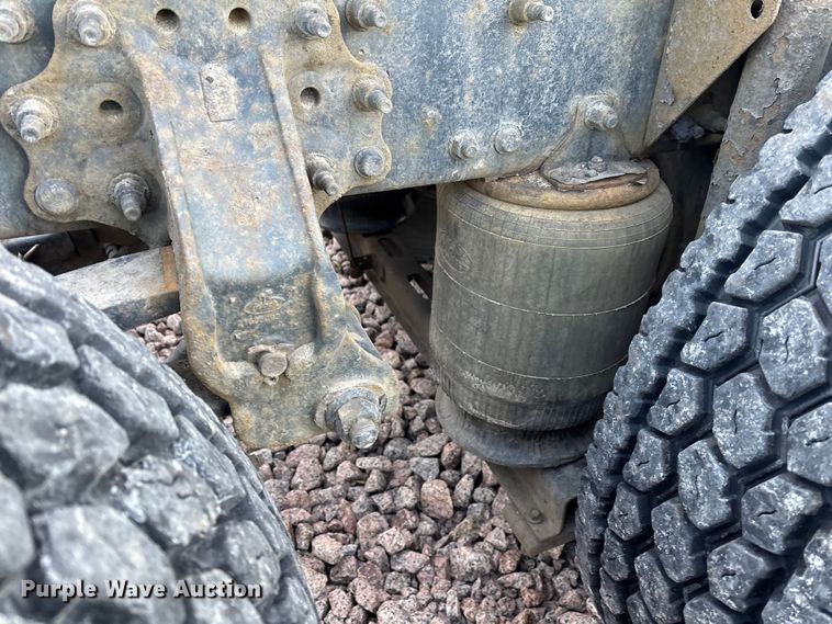 image for item YA2290 2016 Mack CXU613 semi truck