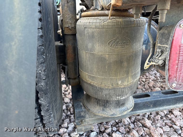 image for item YA2290 2016 Mack CXU613 semi truck