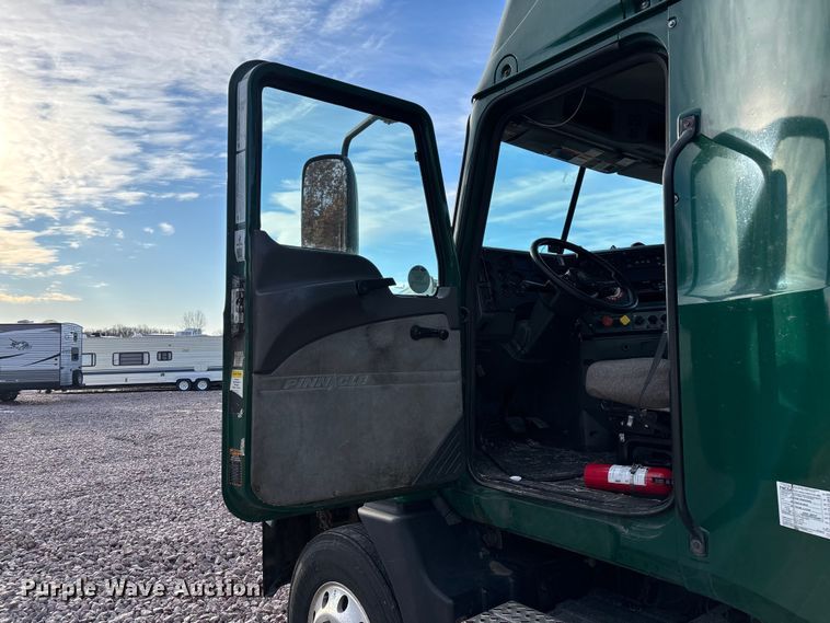 image for item YA2290 2016 Mack CXU613 semi truck