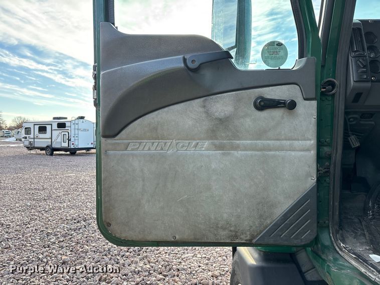 image for item YA2290 2016 Mack CXU613 semi truck