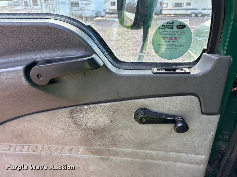 image for item YA2290 2016 Mack CXU613 semi truck