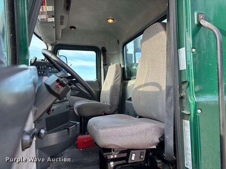 image for item YA2290 2016 Mack CXU613 semi truck