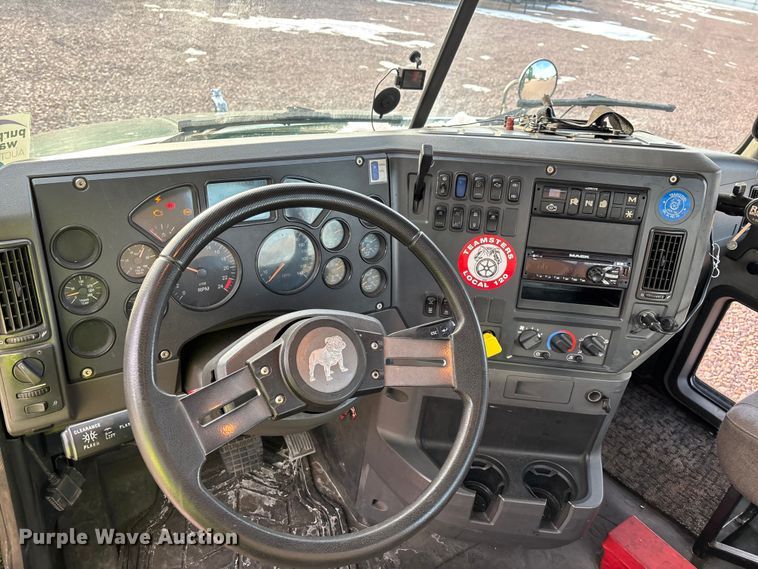 image for item YA2290 2016 Mack CXU613 semi truck