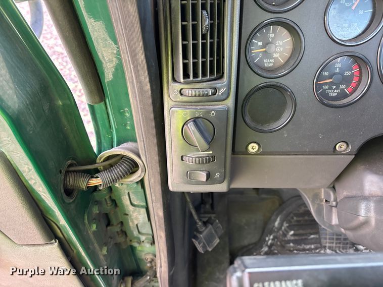 image for item YA2290 2016 Mack CXU613 semi truck