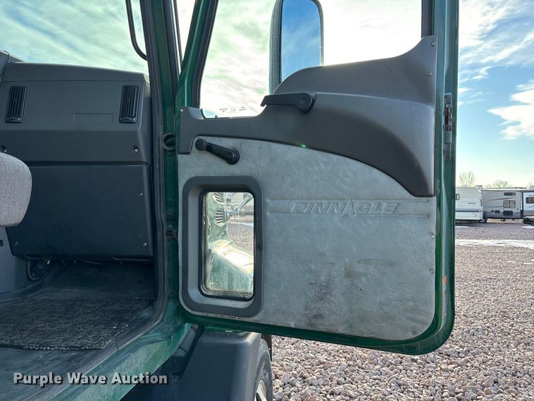 image for item YA2290 2016 Mack CXU613 semi truck