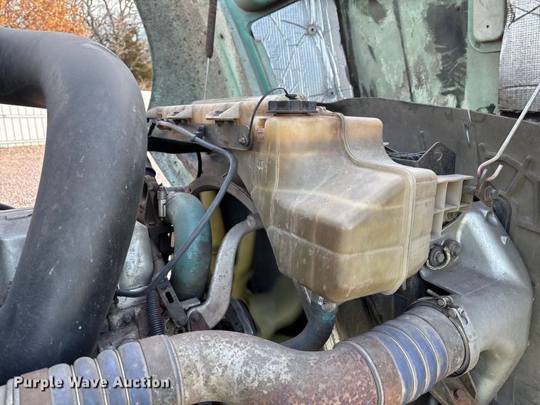 image for item YA2290 2016 Mack CXU613 semi truck