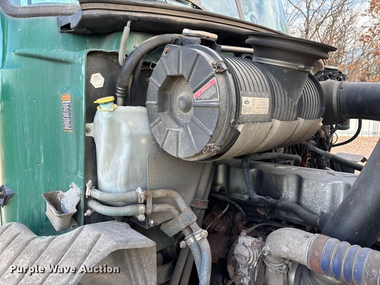 image for item YA2290 2016 Mack CXU613 semi truck