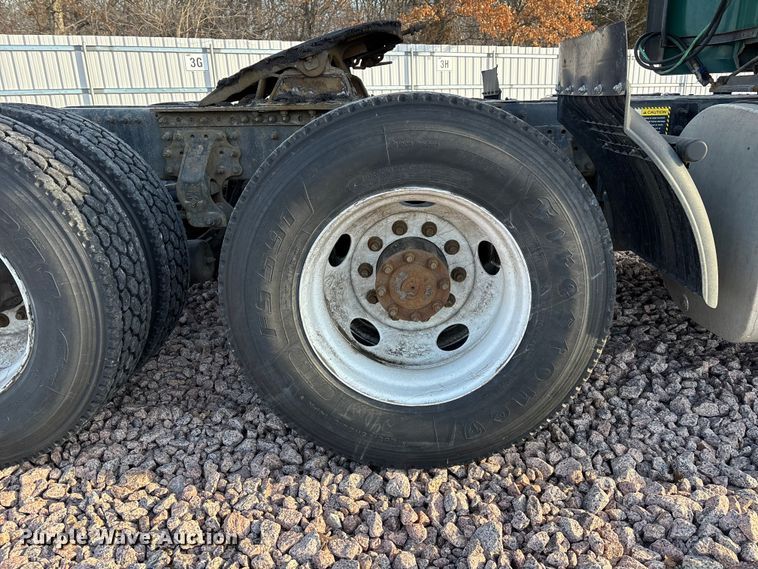 image for item YA2290 2016 Mack CXU613 semi truck