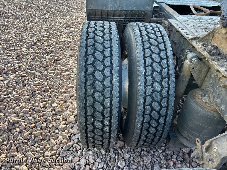 image for item YA2290 2016 Mack CXU613 semi truck