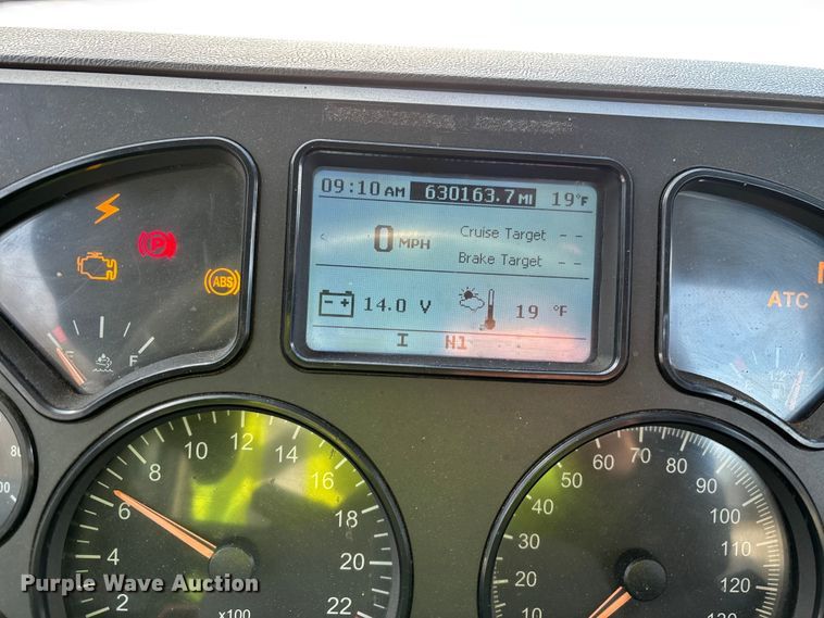 image for item YA2290 2016 Mack CXU613 semi truck