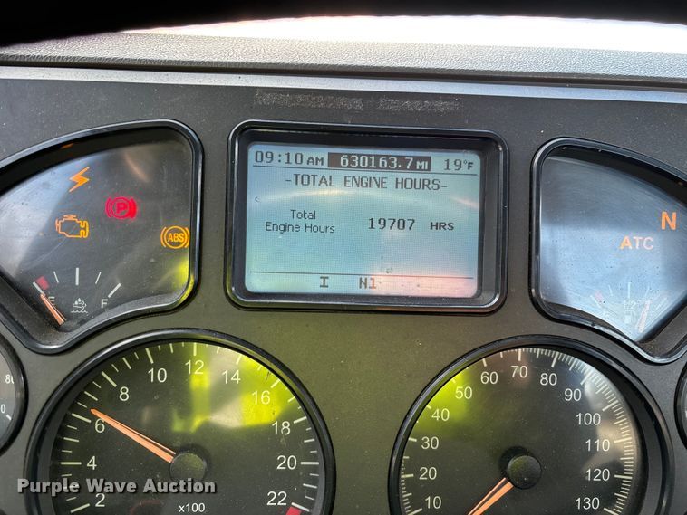 image for item YA2290 2016 Mack CXU613 semi truck