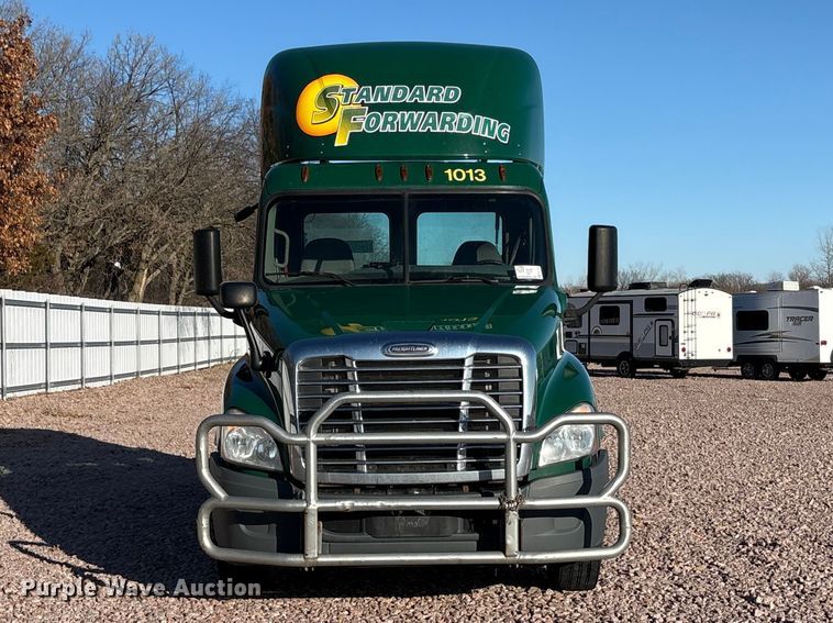 image for item YA2291 2017 Freightliner Cascadia 125 semi truck