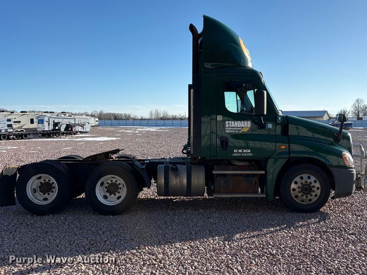 image for item YA2291 2017 Freightliner Cascadia 125 semi truck