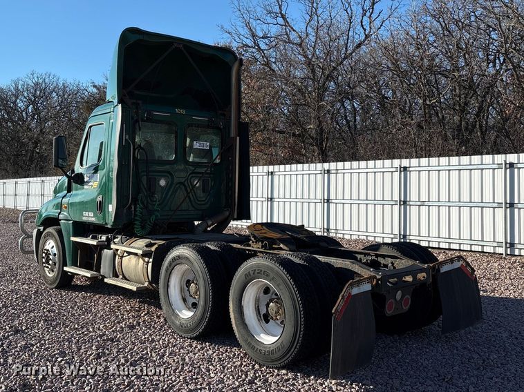 image for item YA2291 2017 Freightliner Cascadia 125 semi truck