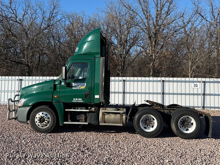 image for item YA2291 2017 Freightliner Cascadia 125 semi truck