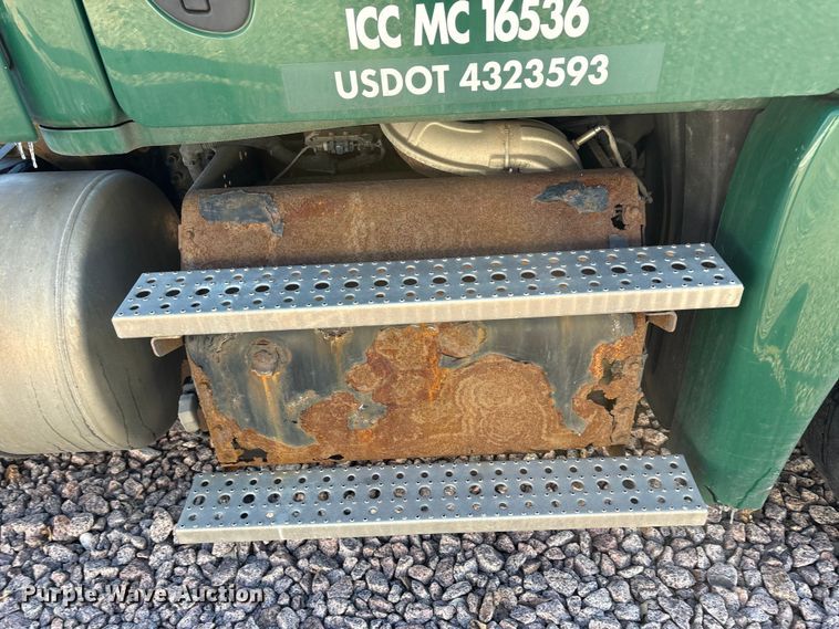 image for item YA2291 2017 Freightliner Cascadia 125 semi truck