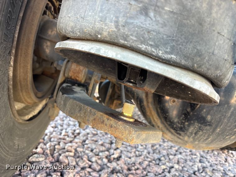 image for item YA2291 2017 Freightliner Cascadia 125 semi truck