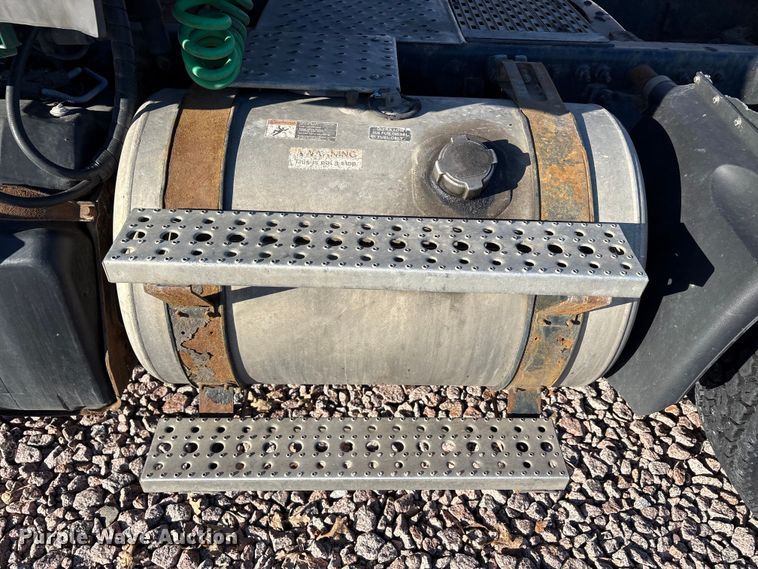 image for item YA2291 2017 Freightliner Cascadia 125 semi truck