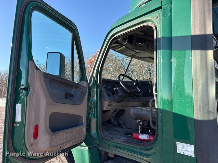 image for item YA2291 2017 Freightliner Cascadia 125 semi truck