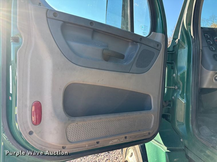 image for item YA2291 2017 Freightliner Cascadia 125 semi truck