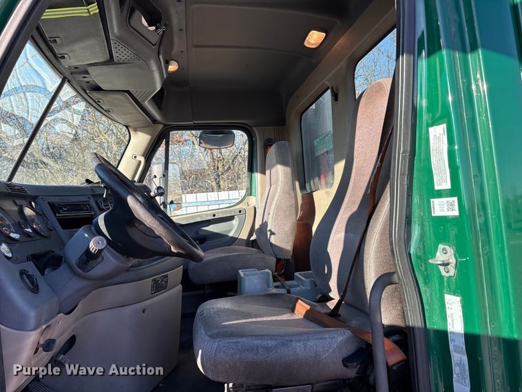 image for item YA2291 2017 Freightliner Cascadia 125 semi truck