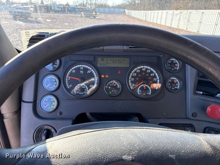 image for item YA2291 2017 Freightliner Cascadia 125 semi truck