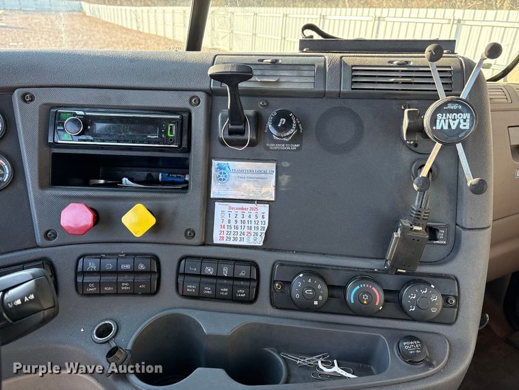 image for item YA2291 2017 Freightliner Cascadia 125 semi truck