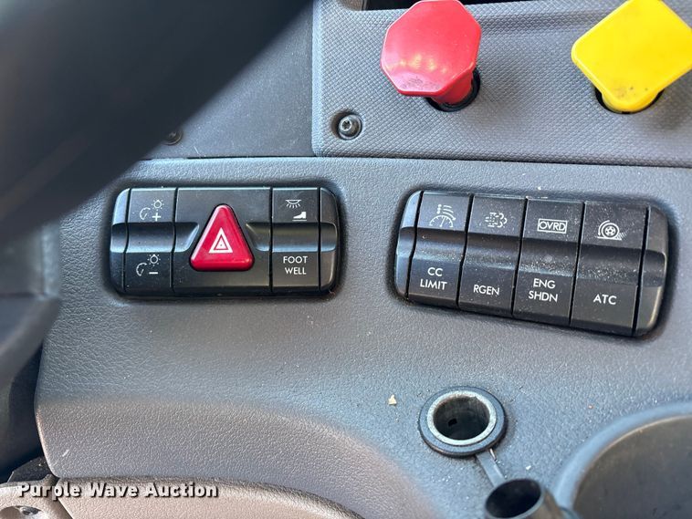 image for item YA2291 2017 Freightliner Cascadia 125 semi truck