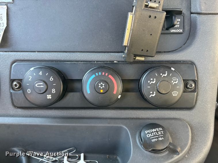 image for item YA2291 2017 Freightliner Cascadia 125 semi truck