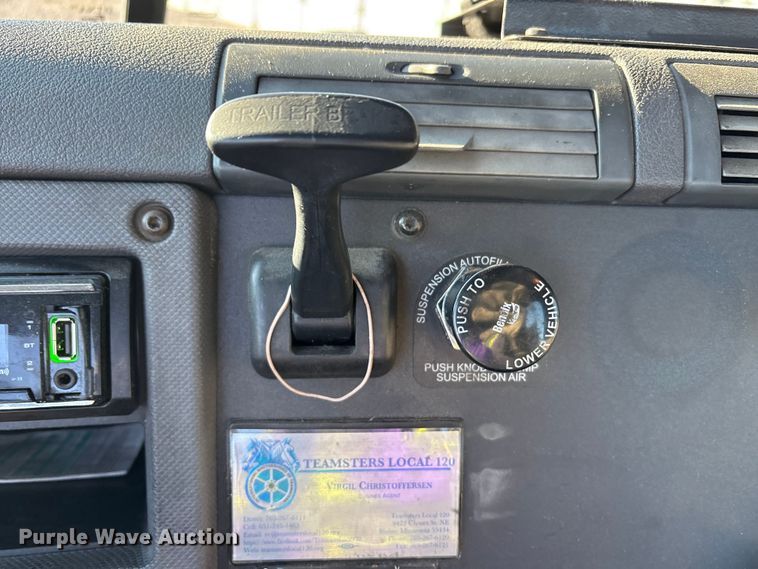 image for item YA2291 2017 Freightliner Cascadia 125 semi truck