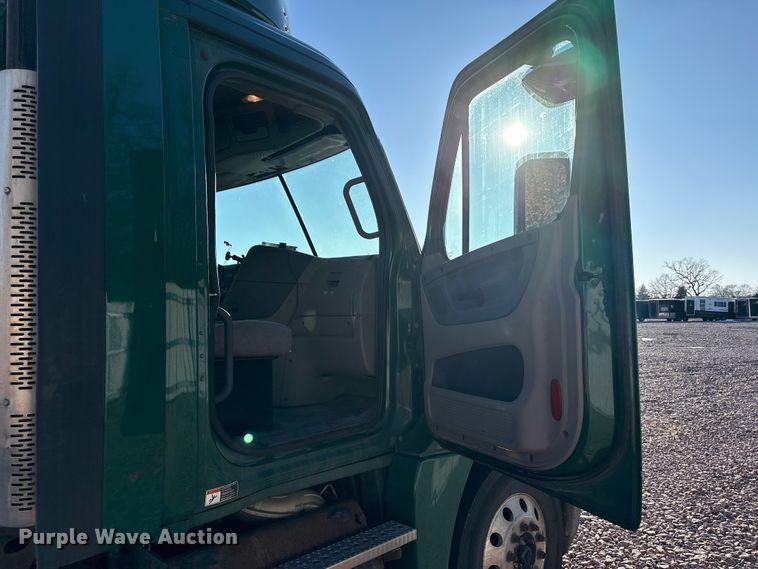 image for item YA2291 2017 Freightliner Cascadia 125 semi truck