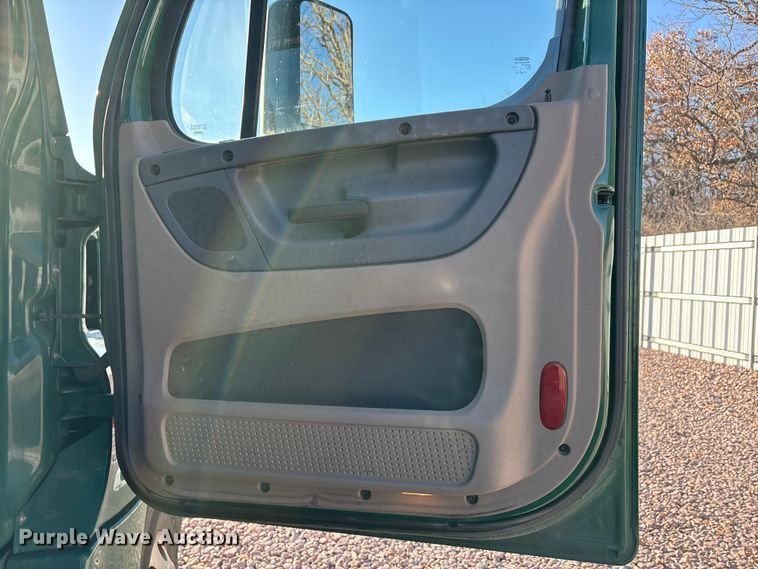 image for item YA2291 2017 Freightliner Cascadia 125 semi truck