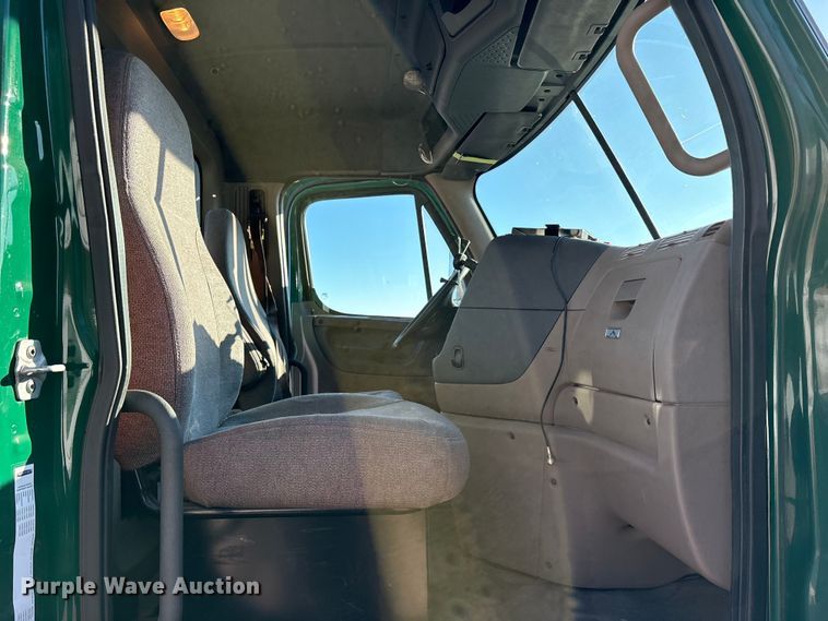 image for item YA2291 2017 Freightliner Cascadia 125 semi truck