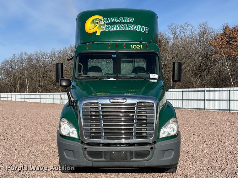 image for item YA2292 2017 Freightliner Cascadia 125 semi truck