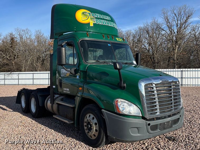 image for item YA2292 2017 Freightliner Cascadia 125 semi truck