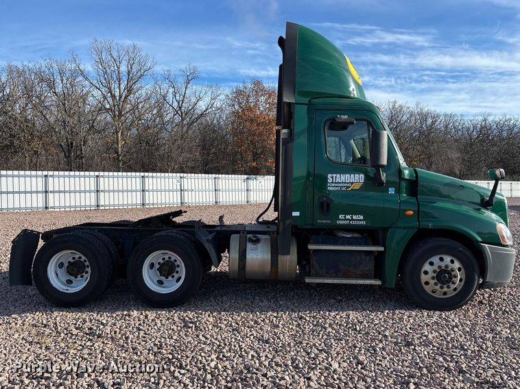 image for item YA2292 2017 Freightliner Cascadia 125 semi truck