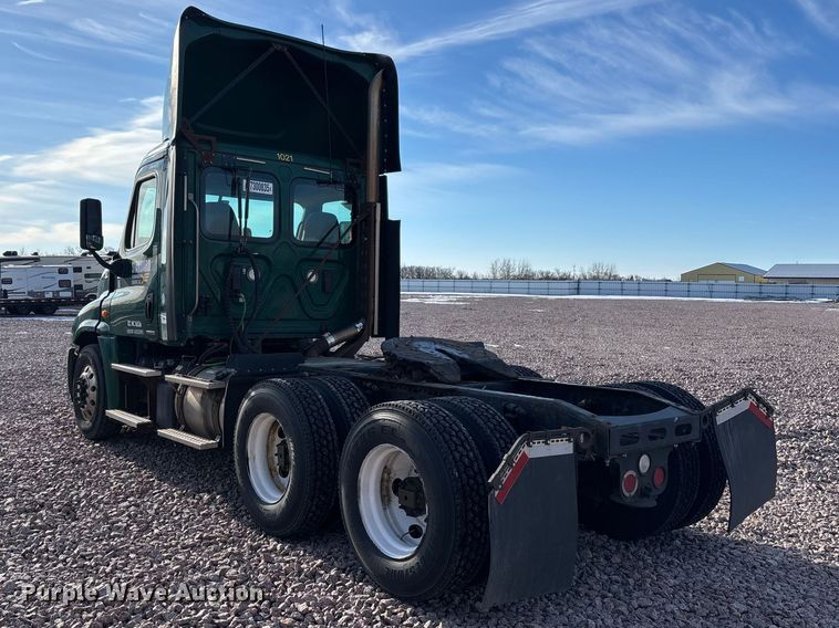 image for item YA2292 2017 Freightliner Cascadia 125 semi truck