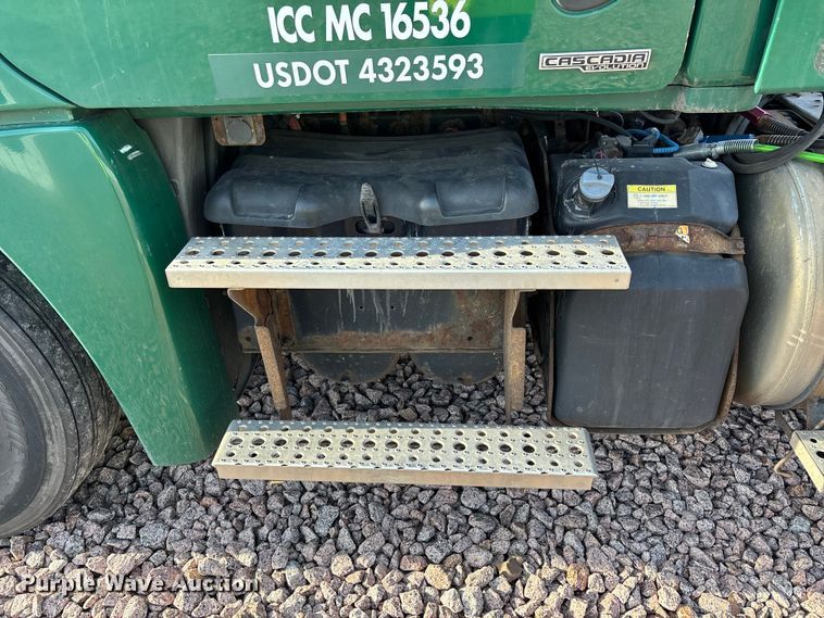 image for item YA2292 2017 Freightliner Cascadia 125 semi truck