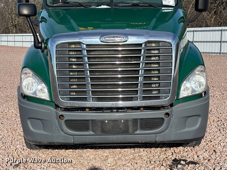 image for item YA2292 2017 Freightliner Cascadia 125 semi truck
