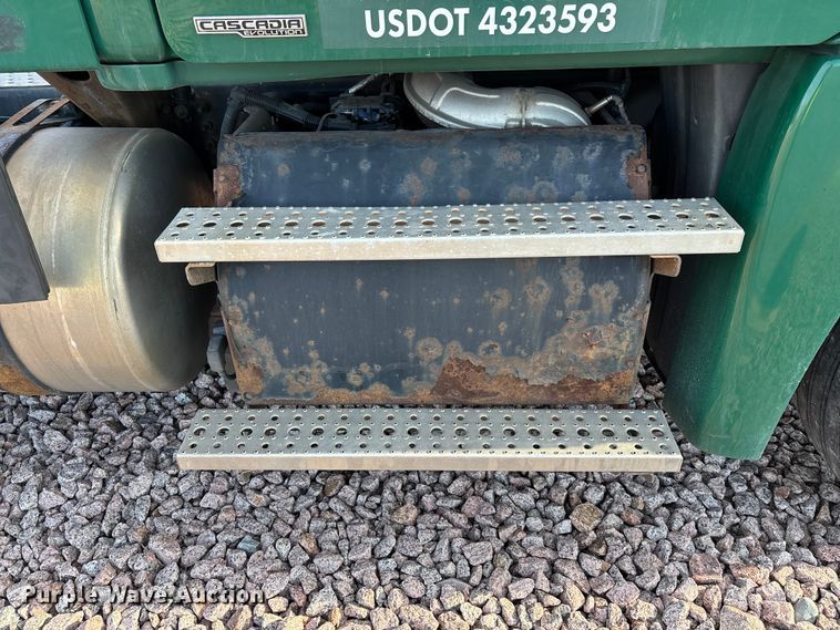 image for item YA2292 2017 Freightliner Cascadia 125 semi truck