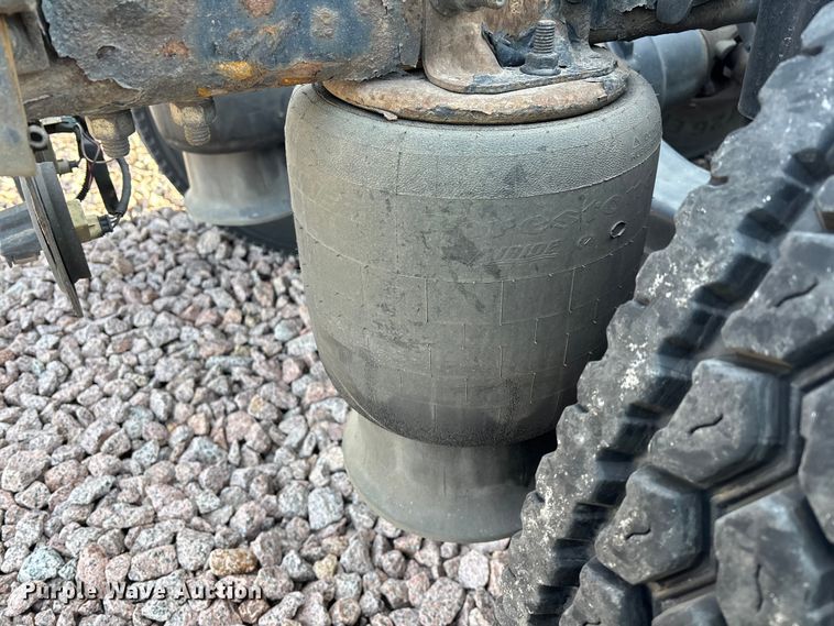 image for item YA2292 2017 Freightliner Cascadia 125 semi truck