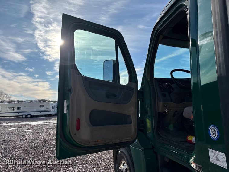 image for item YA2292 2017 Freightliner Cascadia 125 semi truck