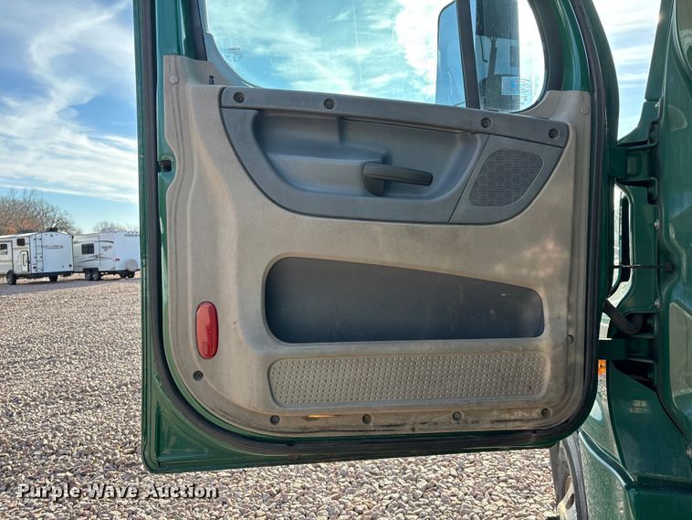 image for item YA2292 2017 Freightliner Cascadia 125 semi truck