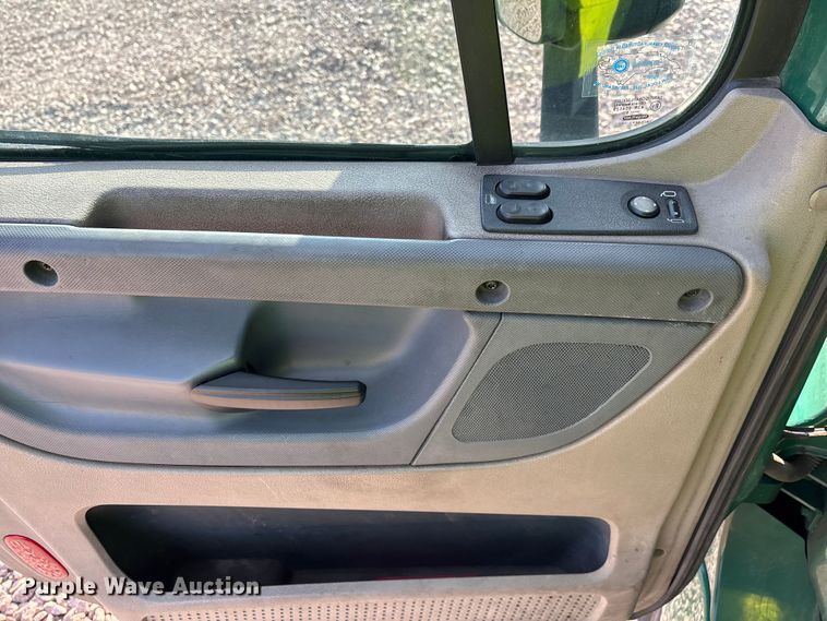 image for item YA2292 2017 Freightliner Cascadia 125 semi truck