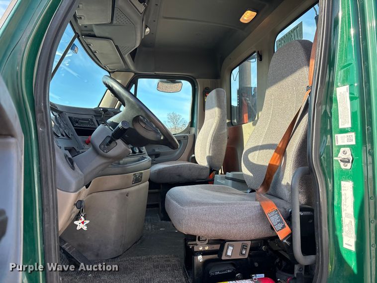 image for item YA2292 2017 Freightliner Cascadia 125 semi truck